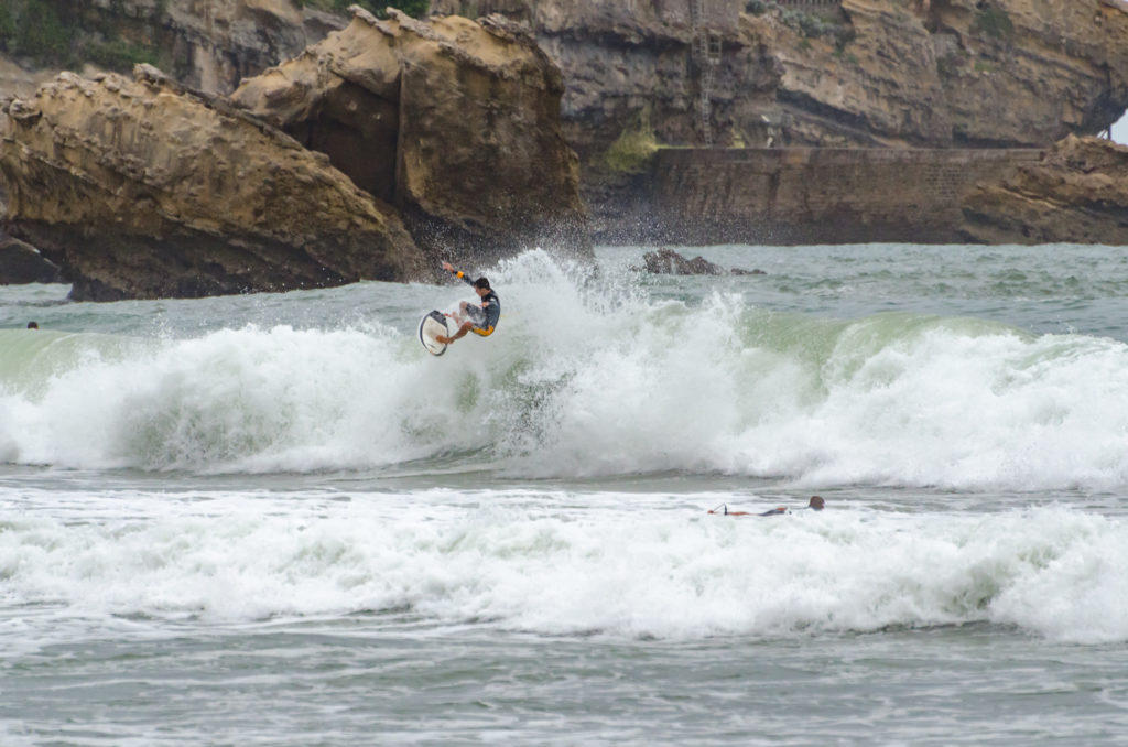 Surfer in action, Surfeur en action a Biarritz, France